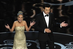 Kristin Chenoweth y Seth MacFarlane cierran la noche con un número musical dedicado a los "perdedores"